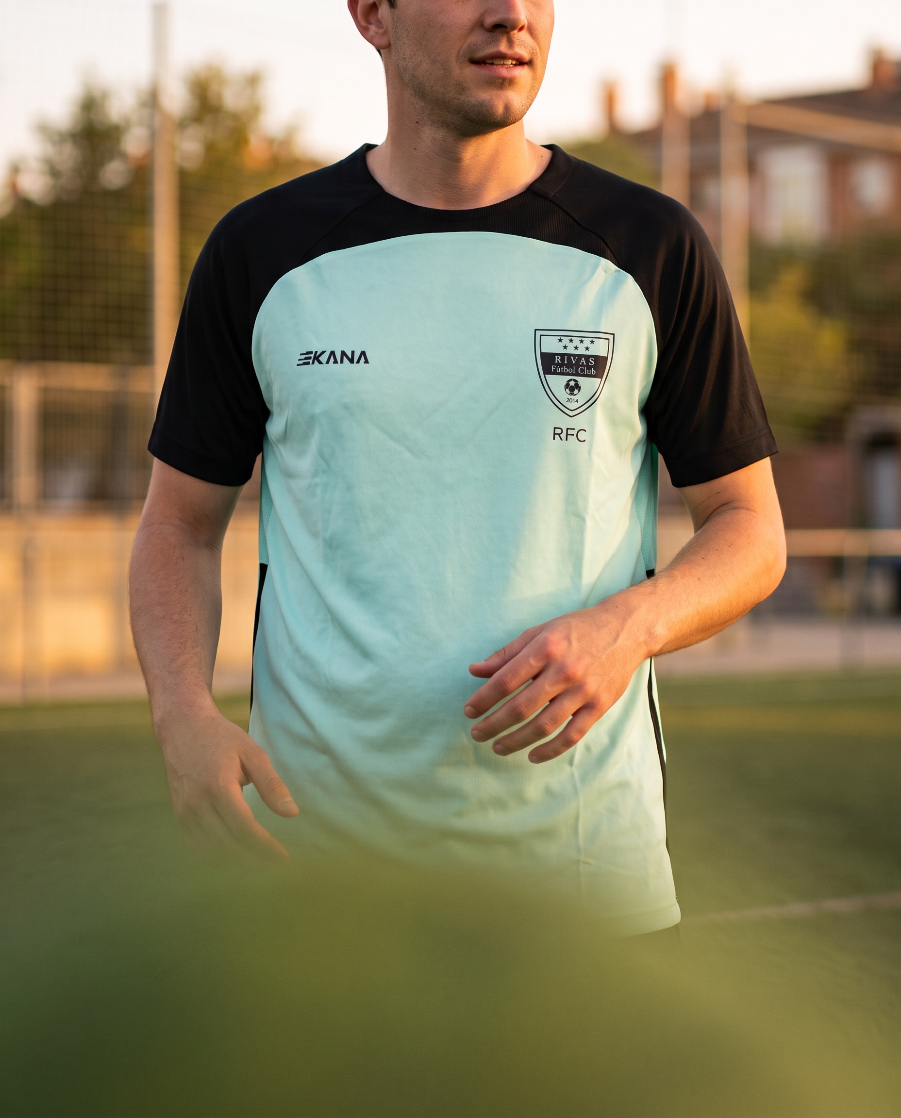 Un hombre con la camiseta de un club en un campo