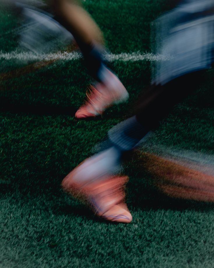 Botas de fútbol sobre el césped